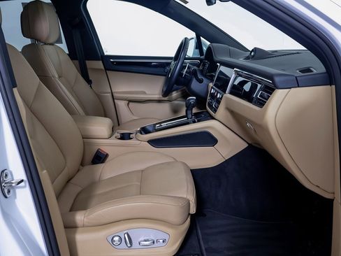 Used 2025 Porsche Macan image 8