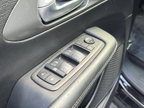 Used 2025 Chrysler Pacifica Select FWD image 12