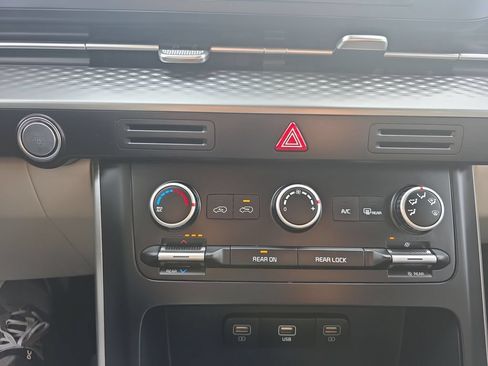 Used 2023 Kia Carnival LX FWD image 28