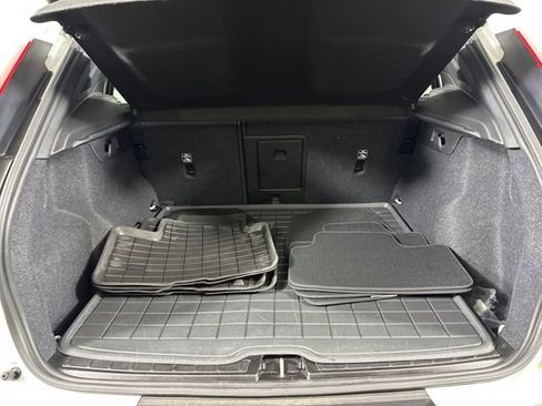 Used 2024 Volvo XC40 B5 Core image 25