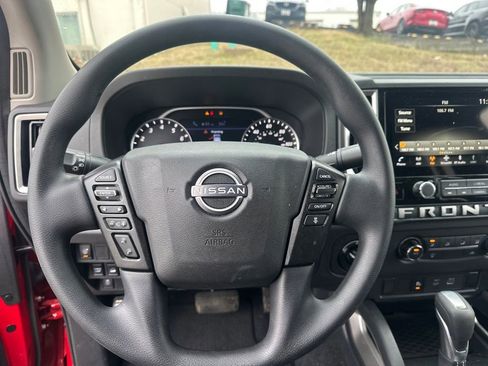 Used 2025 Nissan Frontier SV image 14