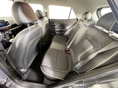 Used 2023 Hyundai Venue Limited FWD image 22