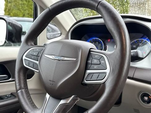 Used 2017 Chrysler Pacifica Touring-L Plus w/ Tire & Wheel Group image 17