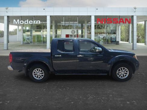 Used 2015 Nissan Frontier SV w/ SV Value Truck Package AWD/4WD image 4