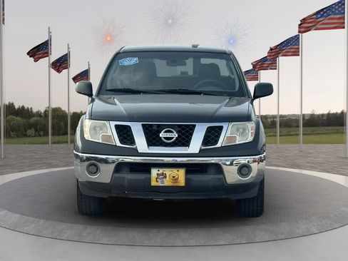 Used 2010 Nissan Frontier SE image 2