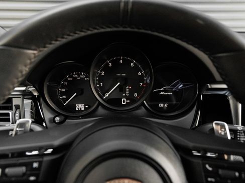 Certified 2025 Porsche Macan AWD/4WD image 18
