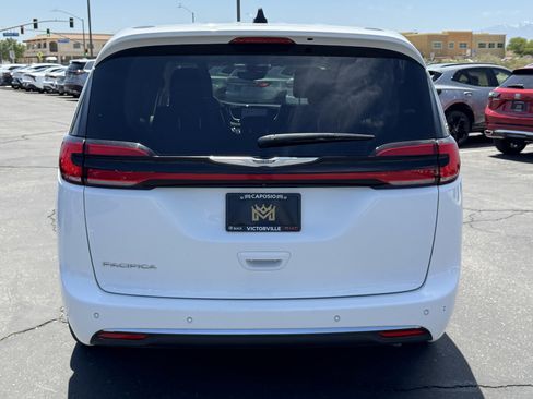 Used 2023 Chrysler Pacifica Touring-L FWD image 5