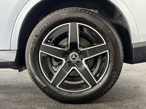 Used 2025 Mercedes-Benz GLC 300 4MATIC w/ AMG Line image 12