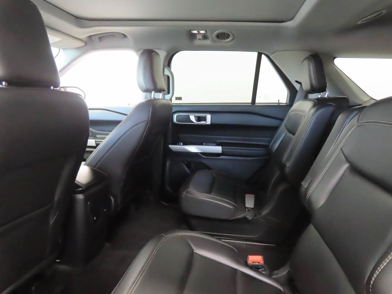 Used 2023 Ford Explorer XLT w/ Equipment Group 202A RWD image 16