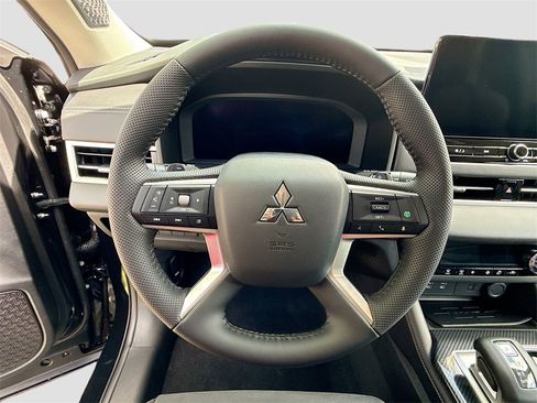 New 2025 Mitsubishi Outlander SE image 11