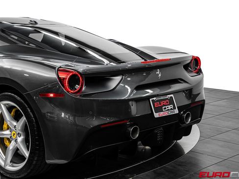 Used 2018 Ferrari 488 GTB RWD image 19