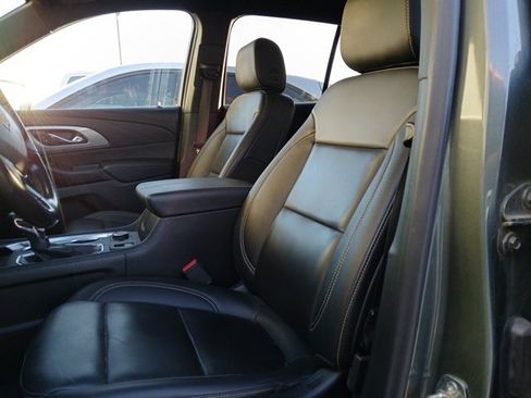 Used 2022 Chevrolet Traverse LT w/ LT Premium Package image 8