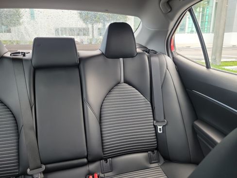 Used 2020 Toyota Camry SE FWD image 22