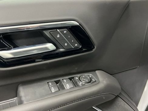 New 2026 Chevrolet Suburban LT image 23