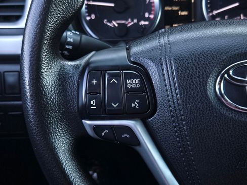 Used 2017 Toyota Highlander LE w/ Carpet Mat Package image 20