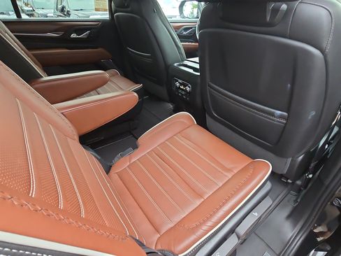 Used 2023 GMC Yukon Denali Ultimate AWD/4WD image 11
