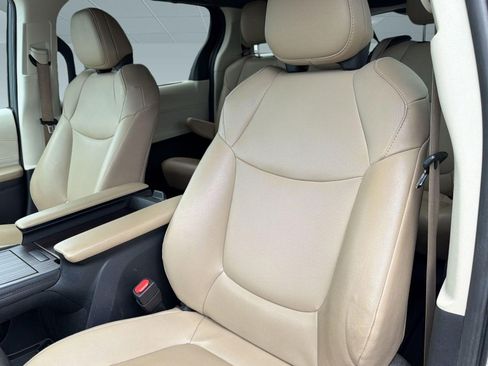 Used 2023 Toyota Sienna XLE FWD image 24