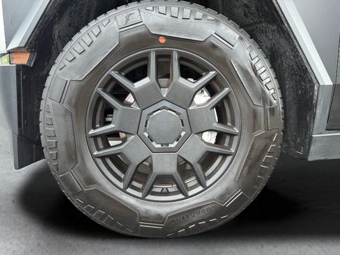 Used 2024 Tesla Cybertruck AWD Crew Cab image 20