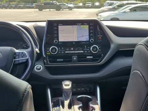 Used 2021 Toyota Highlander Limited FWD image 19