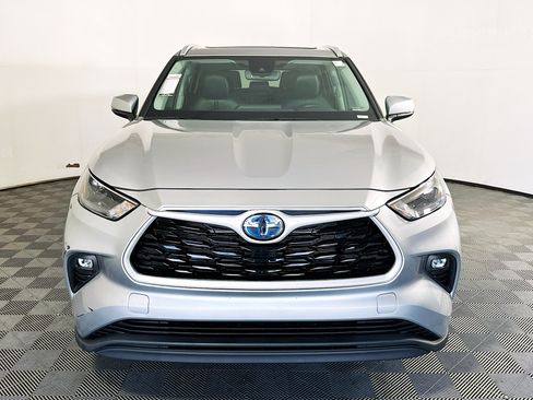 Used 2024 Toyota Highlander XLE FWD image 8