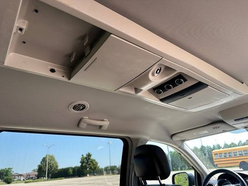 Used 2012 Chrysler Town & Country Touring w/ Entertainment Group #1 FWD image 19