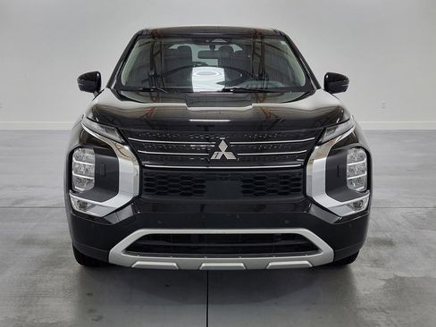 Used 2023 Mitsubishi Outlander SE image 3