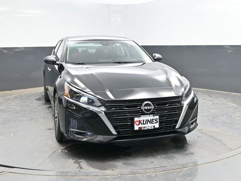 Used 2025 Nissan Altima 2.5 SV FWD image 4