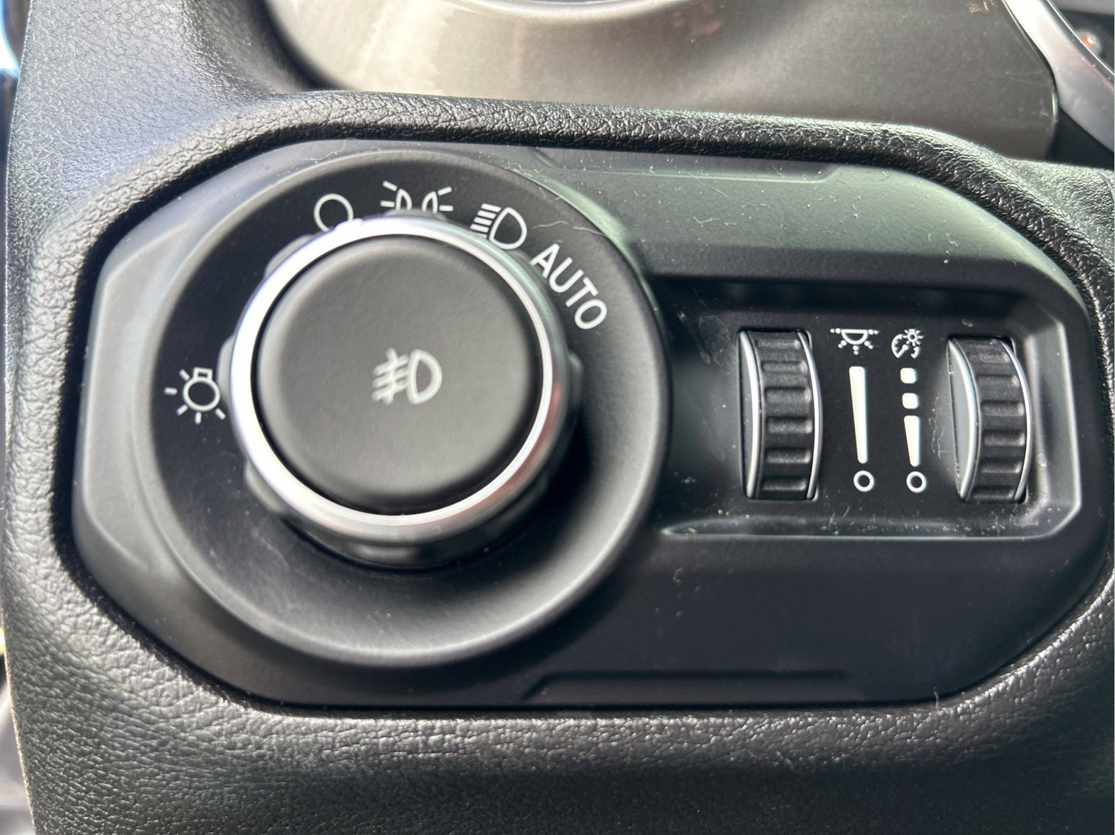 Used 2018 Jeep Wrangler Unlimited Sahara AWD/4WD image 27