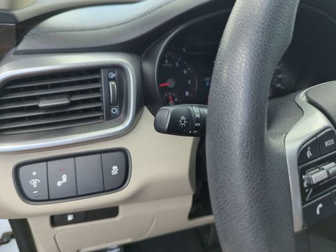 Used 2019 Kia Sorento FWD V6 image 21