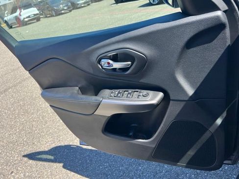 Used 2019 Jeep Cherokee Latitude w/ Popular Appearance Group AWD/4WD image 13