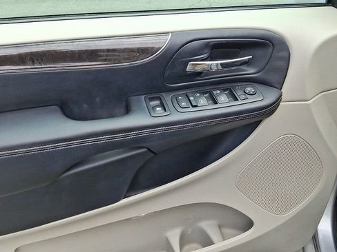Used 2012 Chrysler Town & Country Touring-L w/ Entertainment Group #2 FWD image 12
