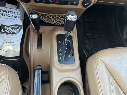 Used 2014 Jeep Wrangler Unlimited Rubicon w/ Connectivity Group AWD/4WD image 11