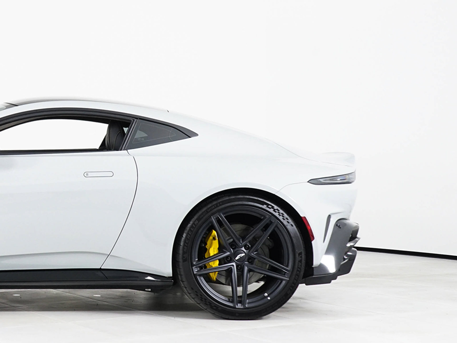Used 2026 Aston Martin V8 Vantage Coupe RWD image 13