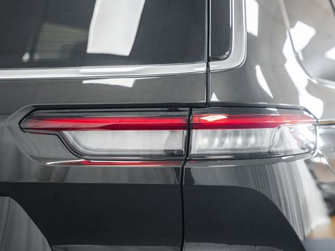 Used 2024 Jeep Grand Cherokee L Limited image 7