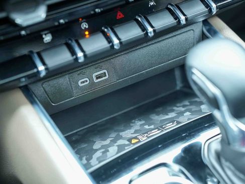 Used 2024 GMC Canyon Denali image 40