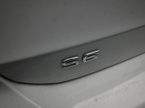 Used 2024 Volkswagen Taos SE w/ Panoramic Sunroof Package image 12