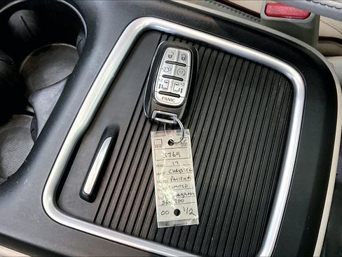 Used 2017 Chrysler Pacifica Limited FWD image 38