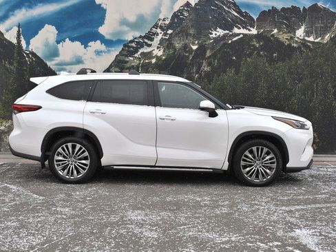Certified 2021 Toyota Highlander Platinum image 2