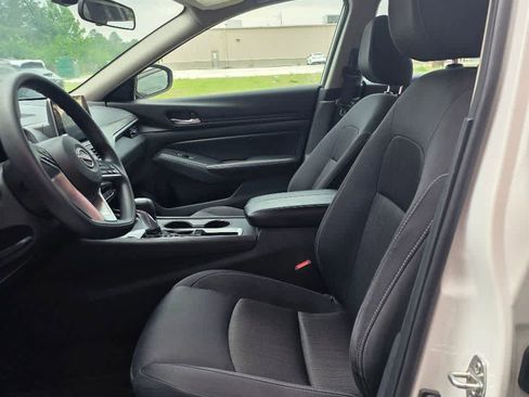 Used 2025 Nissan Altima 2.5 SV FWD image 2