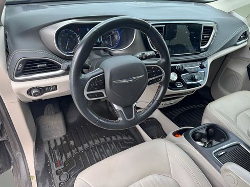 Used 2021 Chrysler Pacifica Touring-L FWD image 21