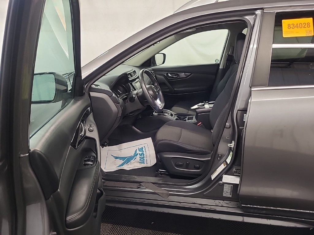 Used 2018 Nissan Rogue SV AWD/4WD image 3