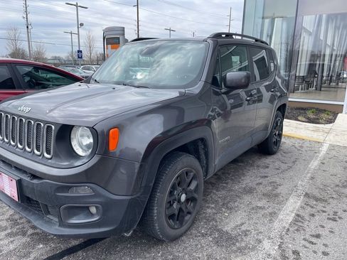 Used 2018 Jeep Renegade Latitude image 3