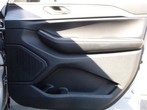 Used 2023 Jeep Grand Cherokee Limited image 18