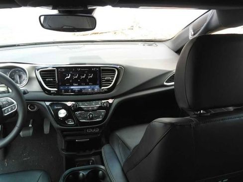 Used 2025 Chrysler Pacifica Select FWD image 7