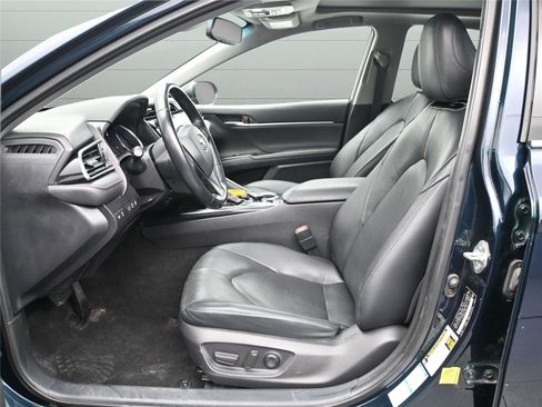 Used 2020 Toyota Camry XLE image 7