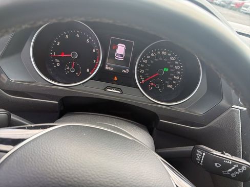 Used 2021 Volkswagen Tiguan SE w/ Panoramic Sunroof Package FWD image 6