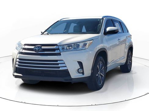 Used 2018 Toyota Highlander XLE image 3