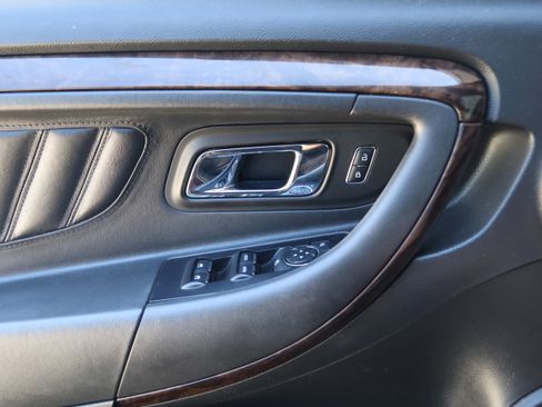 Used 2018 Ford Taurus Limited image 12