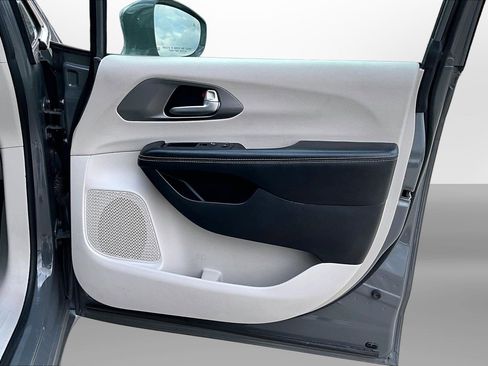 Used 2021 Chrysler Pacifica Touring-L image 26