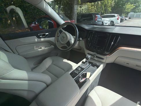 Used 2021 Volvo XC60 T5 Momentum w/ Advanced Package image 18